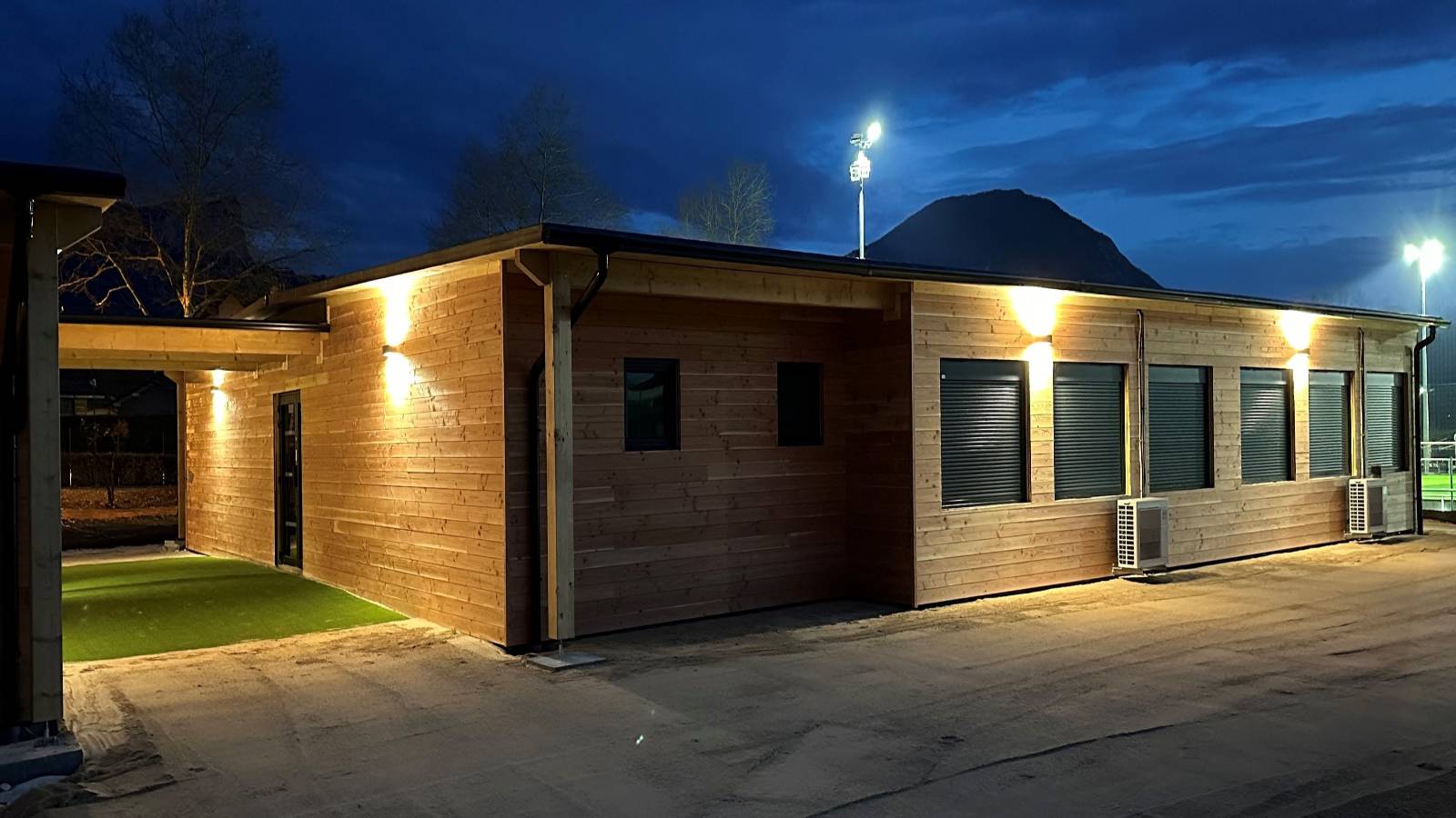 Ecole en bois modulaire dans la nuit