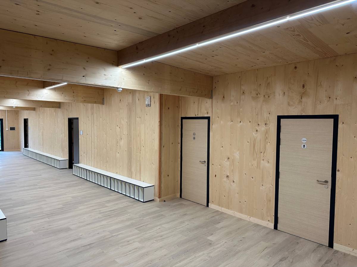 couloir dans une école en bois à Argonay