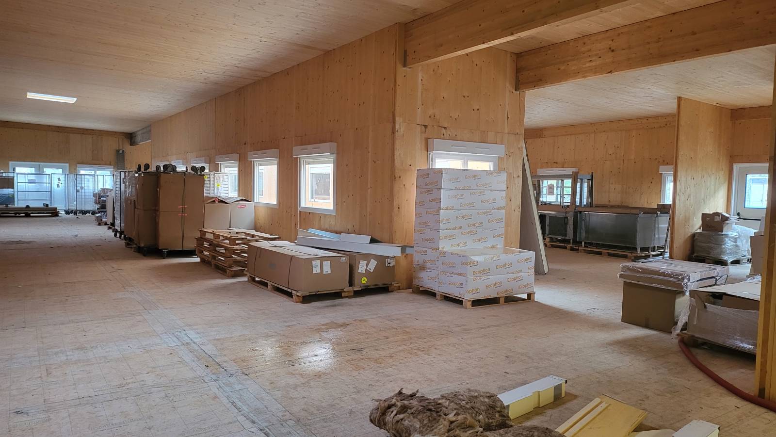 L'intérieur d'une salle de restaurant en bois