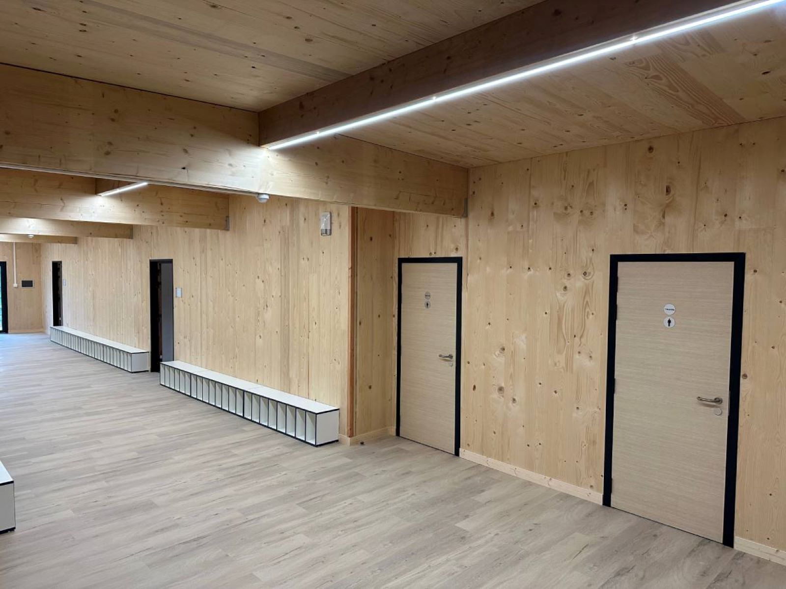 couloir en bois école